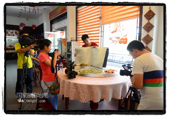 此次攝制組通過拍攝婺源代表名菜糊豆腐、粉蒸肉、荷包紅魚、賽鵝頸及地方小吃清明果、灰汁果、糯米子糕等來詮釋婺源美食經(jīng)典，展示婺源食文化，打造獨屬婺源的美食符號。