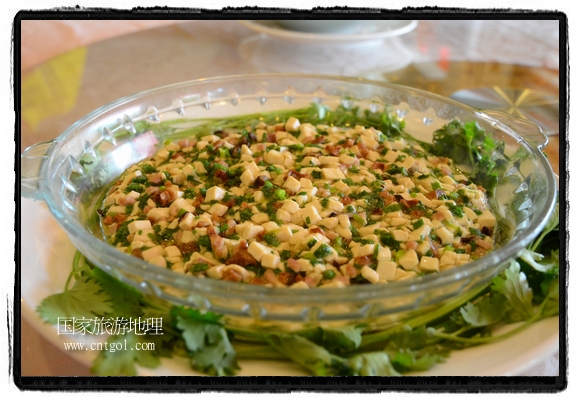 此次攝制組通過拍攝婺源代表名菜糊豆腐、粉蒸肉、荷包紅魚、賽鵝頸及地方小吃清明果、灰汁果、糯米子糕等來詮釋婺源美食經(jīng)典，展示婺源食文化，打造獨屬婺源的美食符號。