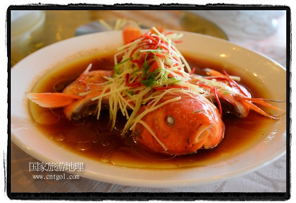 此次攝制組通過拍攝婺源代表名菜糊豆腐、粉蒸肉、荷包紅魚、賽鵝頸及地方小吃清明果、灰汁果、糯米子糕等來詮釋婺源美食經(jīng)典，展示婺源食文化，打造獨屬婺源的美食符號。