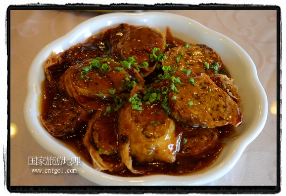 此次攝制組通過拍攝婺源代表名菜糊豆腐、粉蒸肉、荷包紅魚、賽鵝頸及地方小吃清明果、灰汁果、糯米子糕等來詮釋婺源美食經(jīng)典，展示婺源食文化，打造獨屬婺源的美食符號。