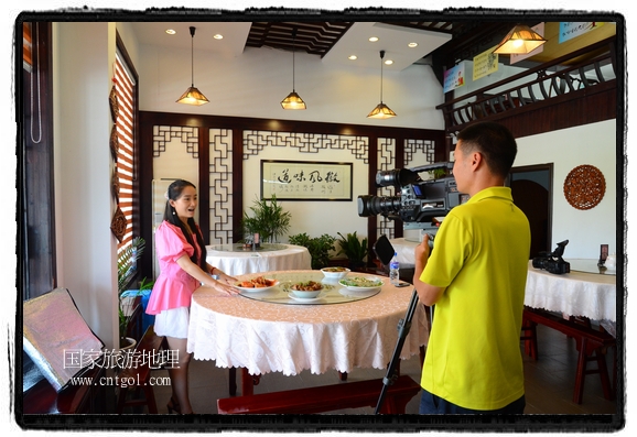 此次攝制組通過拍攝婺源代表名菜糊豆腐、粉蒸肉、荷包紅魚、賽鵝頸及地方小吃清明果、灰汁果、糯米子糕等來詮釋婺源美食經(jīng)典，展示婺源食文化，打造獨屬婺源的美食符號。