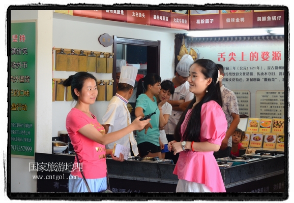 此次攝制組通過拍攝婺源代表名菜糊豆腐、粉蒸肉、荷包紅魚、賽鵝頸及地方小吃清明果、灰汁果、糯米子糕等來詮釋婺源美食經(jīng)典，展示婺源食文化，打造獨屬婺源的美食符號。