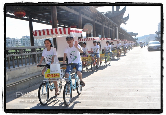 江西婺源:情侶騎行旅行過(guò)“七夕”