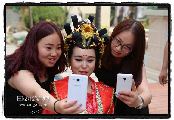 6月19日，端午節(jié)的前一天，甘肅平?jīng)鍪嗅轻紖^(qū)南山公園澳廈麗灣小區(qū)“邀請”唐朝被譽為四大美女之一的“楊貴妃”前來與市民見面，共度“端午佳節(jié)”。期間，“貴妃娘娘”由一名解說人員做向?qū)?，與小區(qū)居民一同游玩、賞景、互敬酒水、合影留念，并現(xiàn)場贈送大人小孩粽子、香包和糖果。