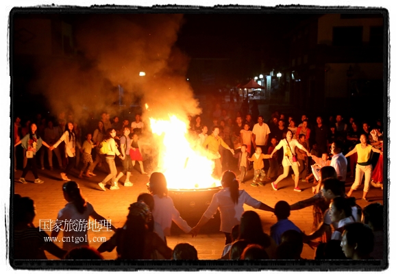 甘肅平?jīng)鍪嗅轻脊沛?zhèn)舉辦了篝火晚會(huì)，1000余名市民參與其中，大家載歌載舞，在歡快熱鬧的氣氛中為每一位父親送祝福。父親節(jié)（Father's Day），顧名思義是感恩父親的節(jié)日。約始于二十世紀(jì)初，起源于美國(guó)，現(xiàn)已廣泛流傳于世界各地，節(jié)日日期因地域而存在差異。