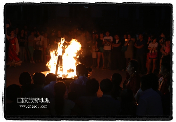 甘肅平?jīng)鍪嗅轻脊沛?zhèn)舉辦了篝火晚會(huì)，1000余名市民參與其中，大家載歌載舞，在歡快熱鬧的氣氛中為每一位父親送祝福。父親節(jié)（Father's Day），顧名思義是感恩父親的節(jié)日。約始于二十世紀(jì)初，起源于美國(guó)，現(xiàn)已廣泛流傳于世界各地，節(jié)日日期因地域而存在差異。