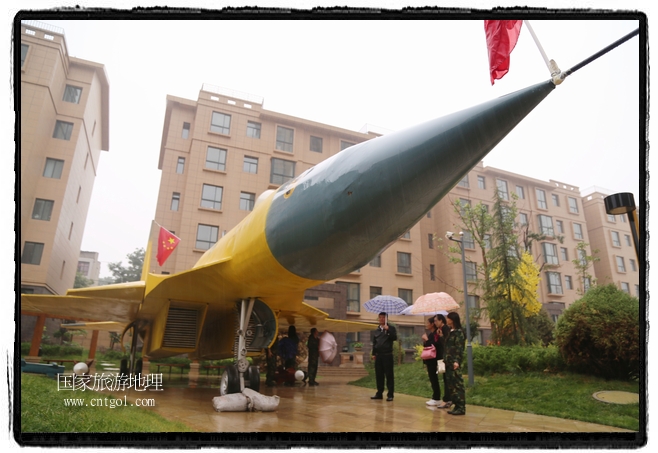 小區(qū)突然出現(xiàn)“飛機(jī)坦克”，其中殲15艦載戰(zhàn)斗機(jī)一架、99式主戰(zhàn)坦克一輛、武直-10武裝直升機(jī)一架，吸引了眾多市民雨中圍觀、合影。