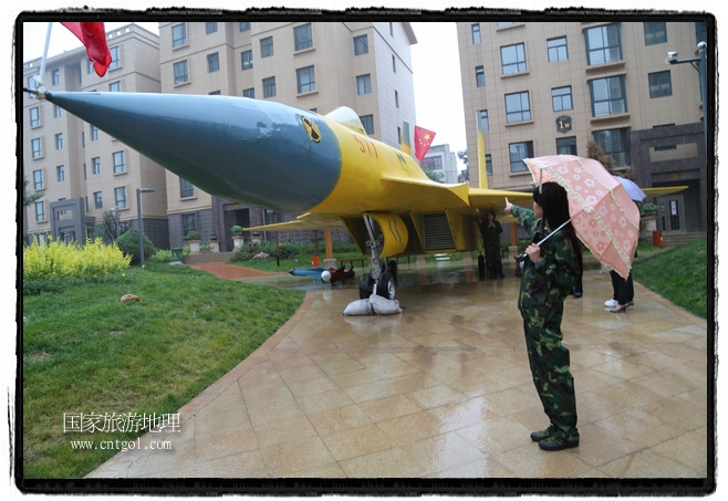 小區(qū)突然出現(xiàn)“飛機(jī)坦克”，其中殲15艦載戰(zhàn)斗機(jī)一架、99式主戰(zhàn)坦克一輛、武直-10武裝直升機(jī)一架，吸引了眾多市民雨中圍觀、合影。