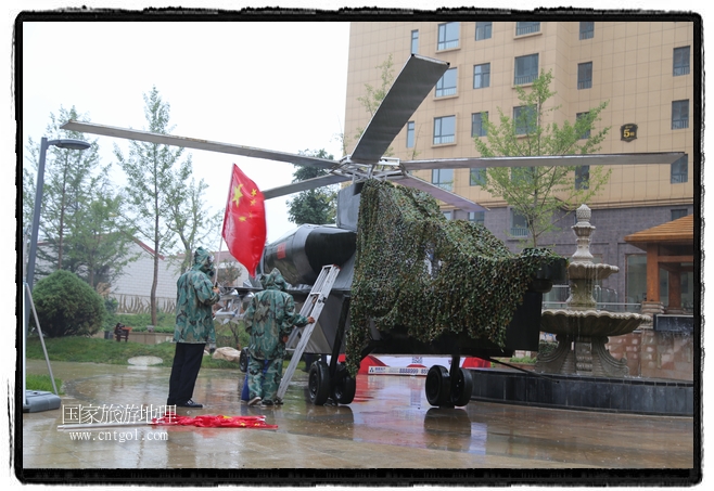 小區(qū)突然出現(xiàn)“飛機(jī)坦克”，其中殲15艦載戰(zhàn)斗機(jī)一架、99式主戰(zhàn)坦克一輛、武直-10武裝直升機(jī)一架，吸引了眾多市民雨中圍觀、合影。