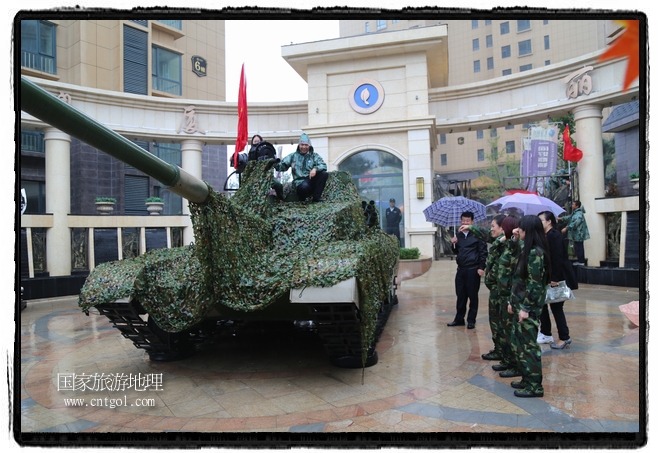 小區(qū)突然出現(xiàn)“飛機(jī)坦克”，其中殲15艦載戰(zhàn)斗機(jī)一架、99式主戰(zhàn)坦克一輛、武直-10武裝直升機(jī)一架，吸引了眾多市民雨中圍觀、合影。