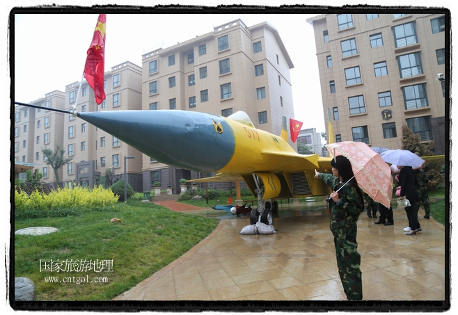 小區(qū)突然出現(xiàn)“飛機(jī)坦克”，其中殲15艦載戰(zhàn)斗機(jī)一架、99式主戰(zhàn)坦克一輛、武直-10武裝直升機(jī)一架，吸引了眾多市民雨中圍觀、合影。