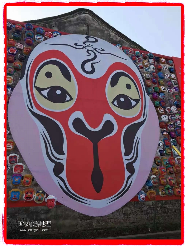 中國(guó)規(guī)模最大的猴面具彩繪在南潯古鎮(zhèn)展示。猴子真是今年最紅的動(dòng)物。 
