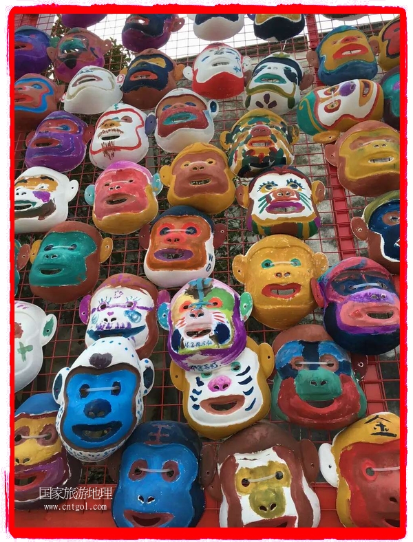 中國(guó)規(guī)模最大的猴面具彩繪在南潯古鎮(zhèn)展示。猴子真是今年最紅的動(dòng)物。 