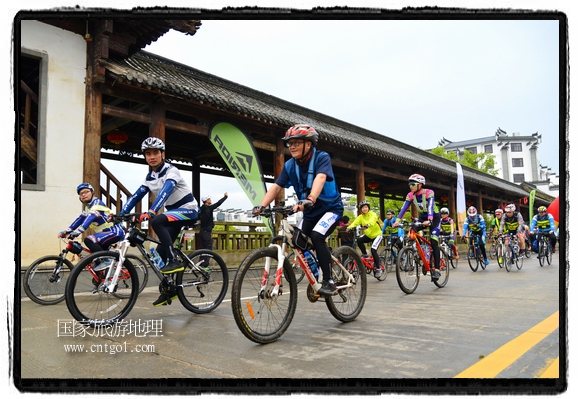 來(lái)自江西、安徽、浙江、福建等省市近千名選手參加了比賽，婺源賽道沿途的秀美風(fēng)光和徽派古村落，給參賽選手留下美好的印象。