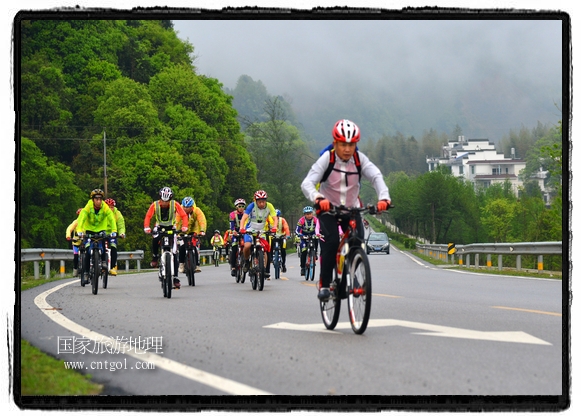 來(lái)自江西、安徽、浙江、福建等省市近千名選手參加了比賽，婺源賽道沿途的秀美風(fēng)光和徽派古村落，給參賽選手留下美好的印象。