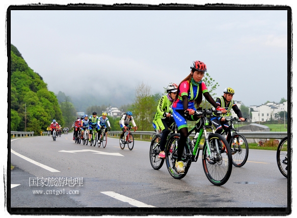 來(lái)自江西、安徽、浙江、福建等省市近千名選手參加了比賽，婺源賽道沿途的秀美風(fēng)光和徽派古村落，給參賽選手留下美好的印象。